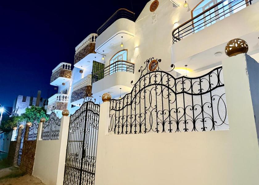  Luxor balcony/terrace