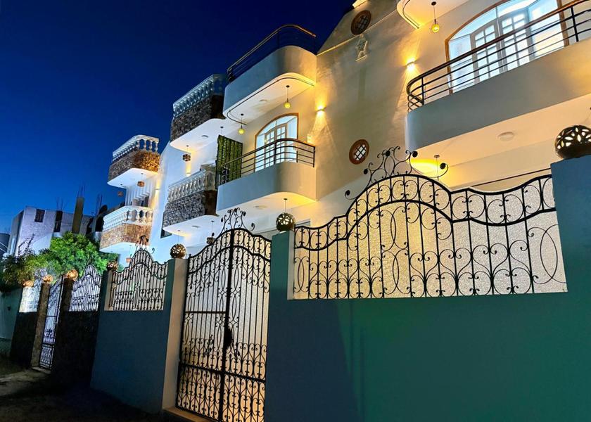  Luxor balcony/terrace