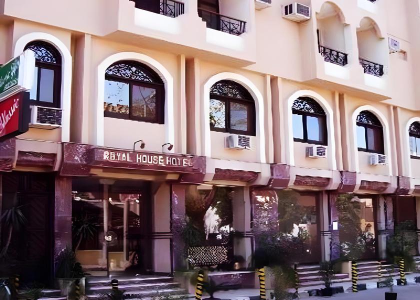  Luxor Hotel Exterior