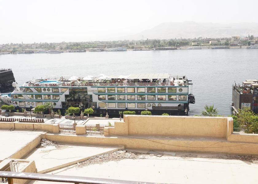  Luxor balcony/terrace