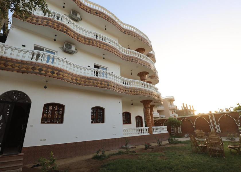  Luxor balcony/terrace