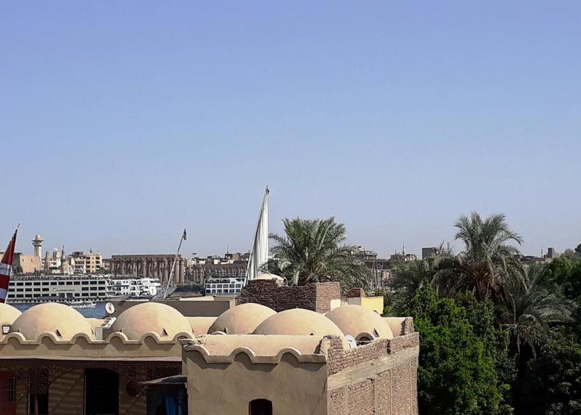  Luxor surrounding environment