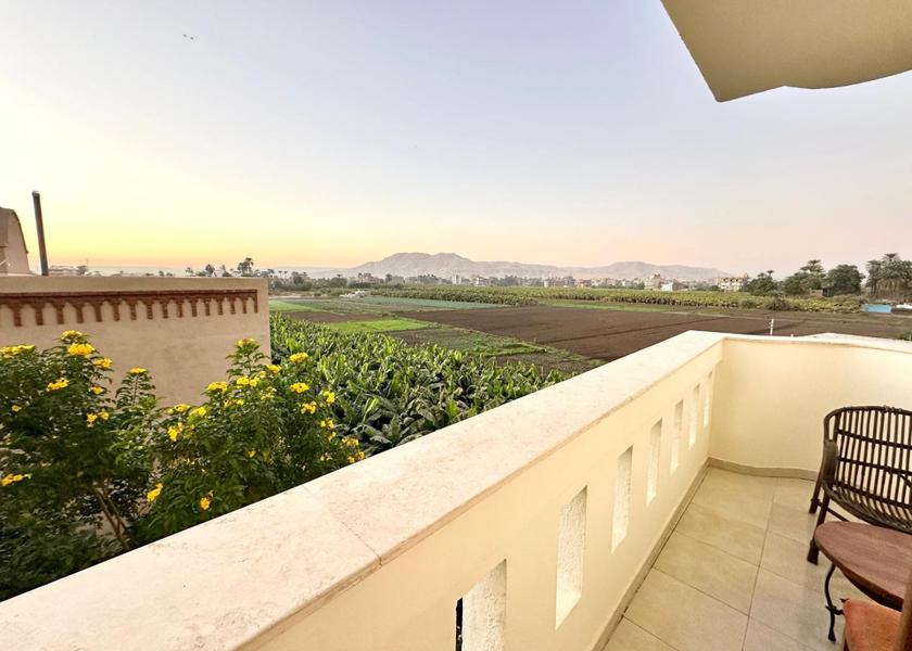  Luxor surrounding environment