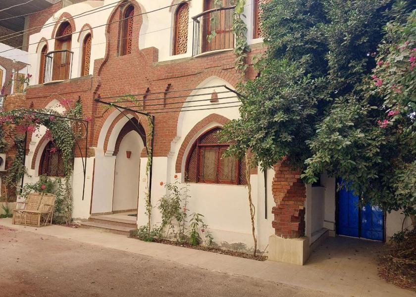  Luxor Hotel Exterior