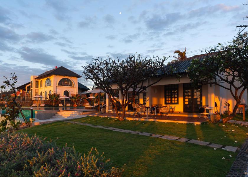 swimming pool [outdoor]