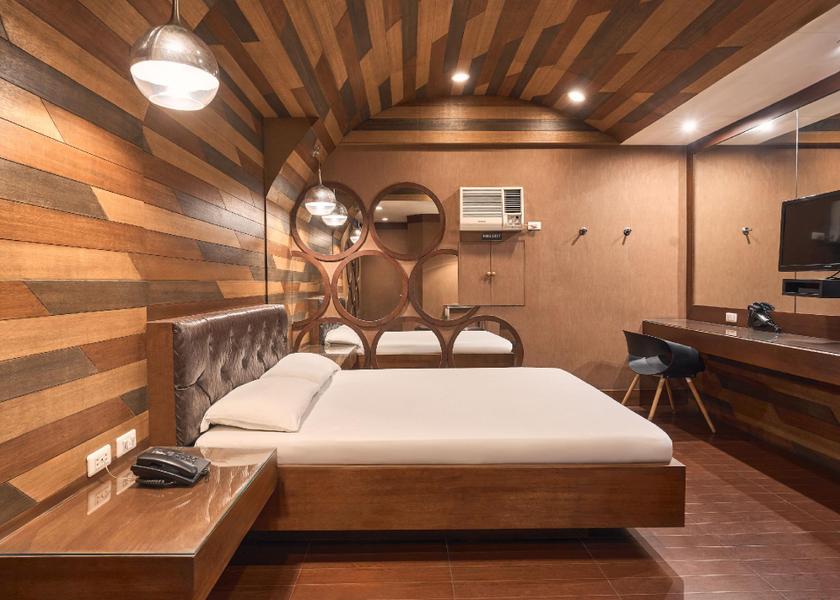  Caloocan Standard Room - Parking and Garage Not Included