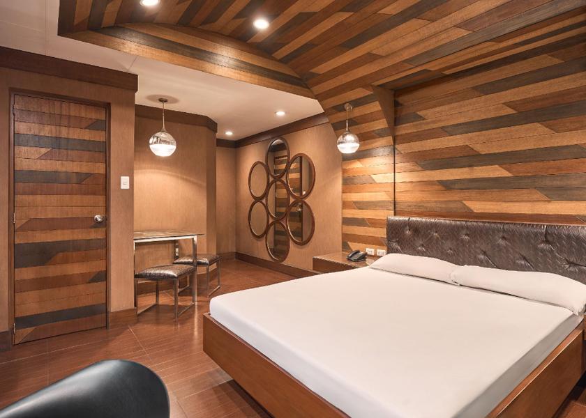  Caloocan Standard Room - Parking and Garage Not Included