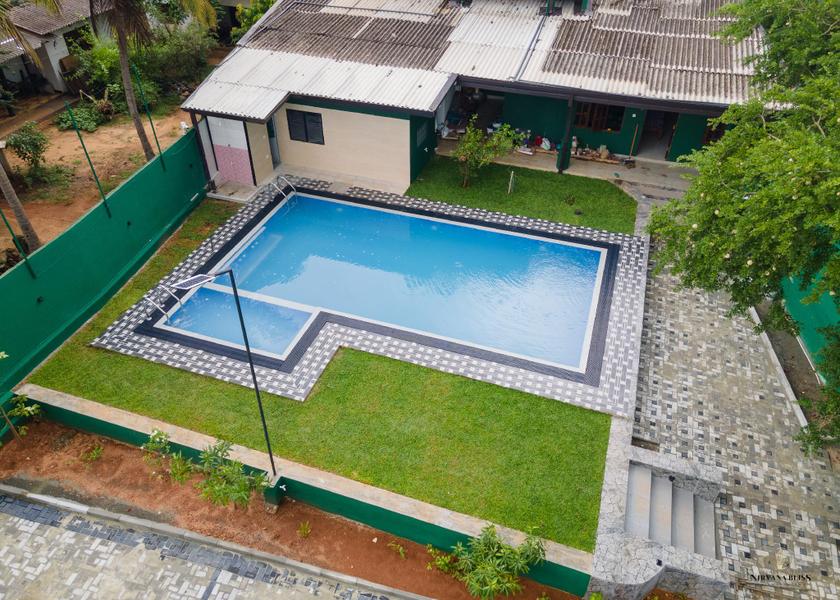 swimming pool [outdoor]