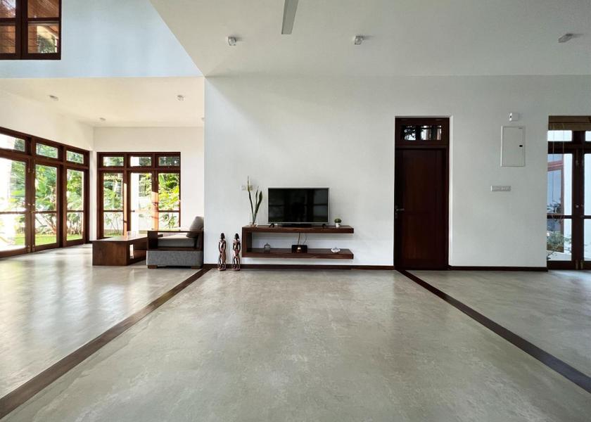 shared lounge/tv area