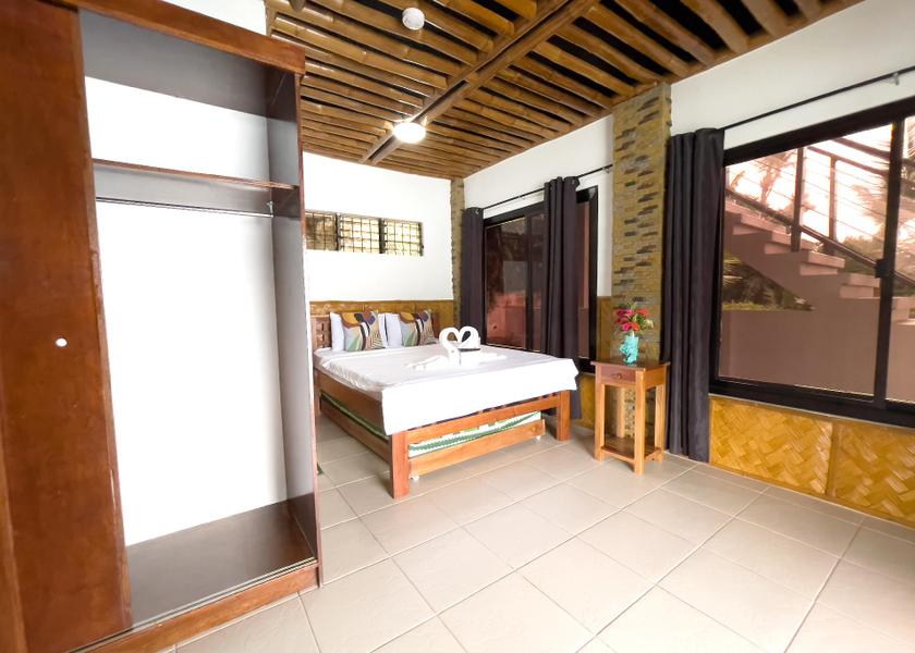  Puerto Galera Public Areas