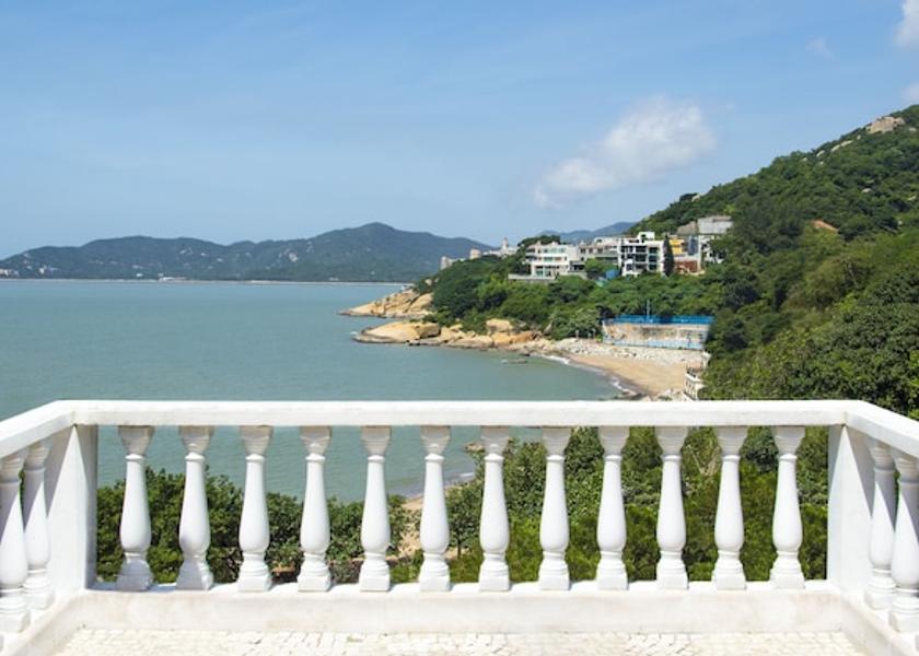  Coloane Exterior detail