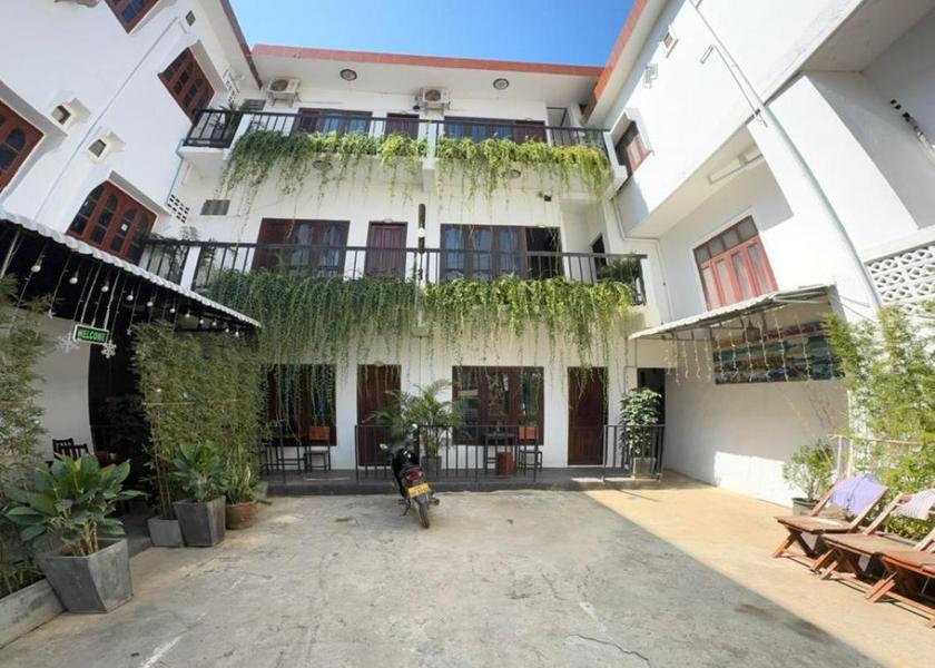  Vang Vieng exterior view