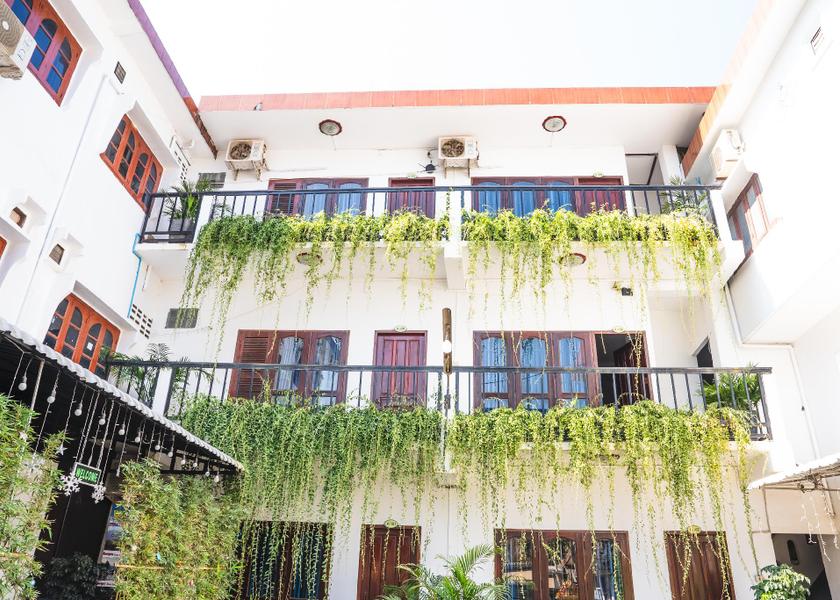  Vang Vieng balcony/terrace