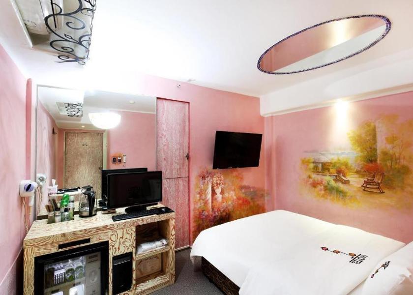 shared lounge/tv area