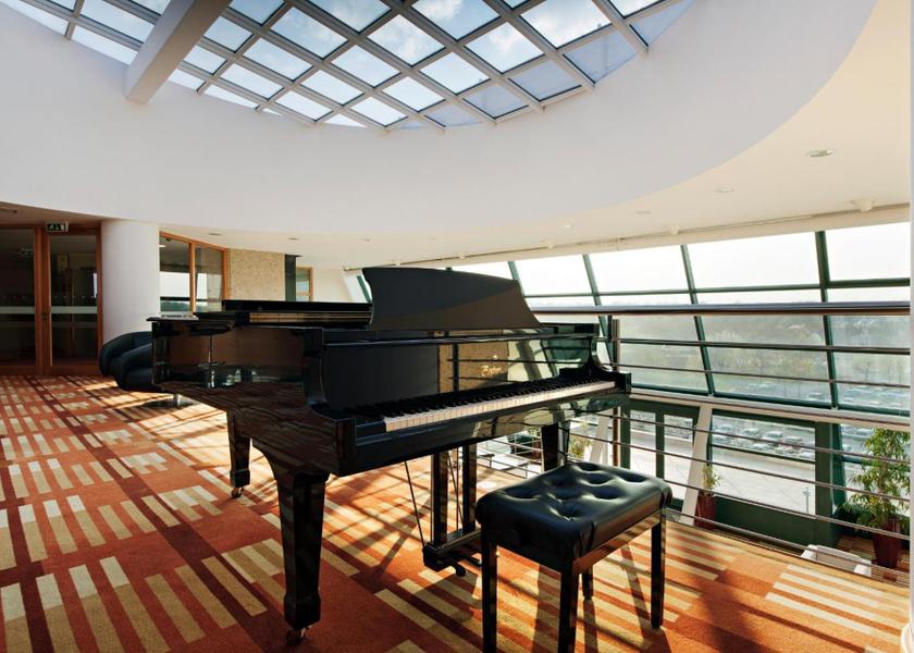 shared lounge/tv area