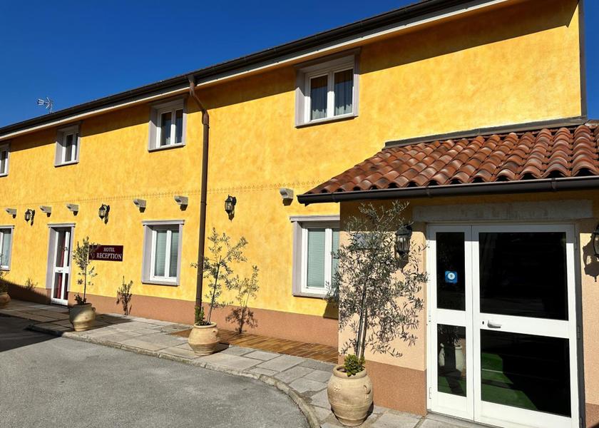  Sezana exterior view