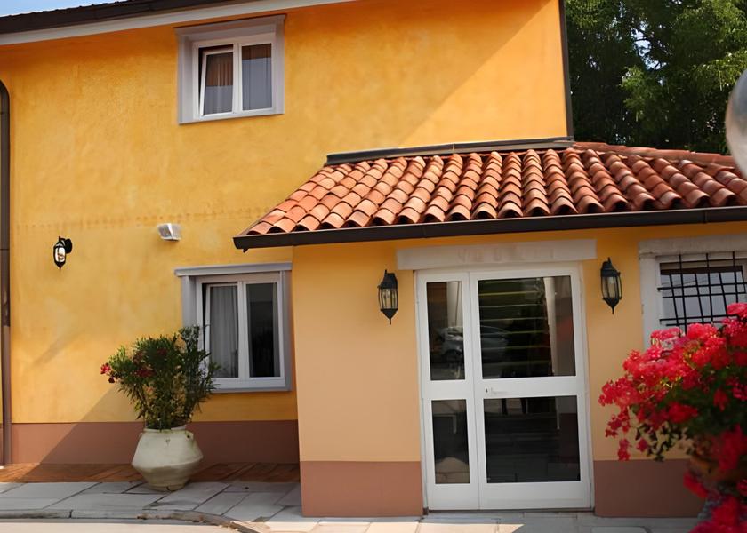  Sezana exterior view