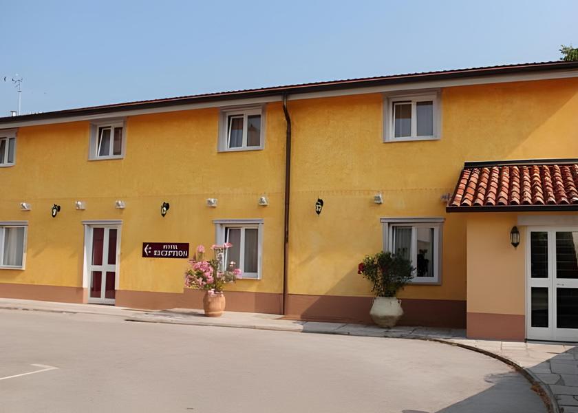  Sezana exterior view