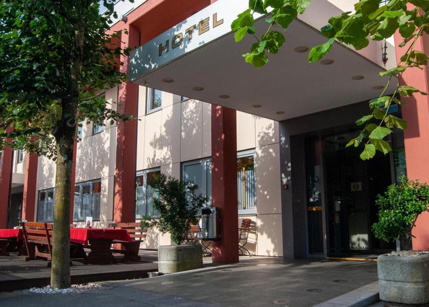  Sezana exterior view