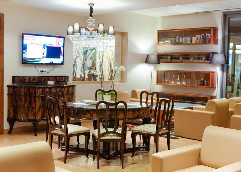 shared lounge/tv area