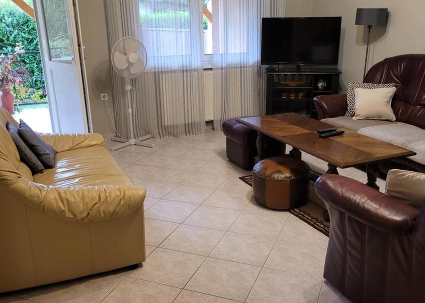  Buk shared lounge/tv area