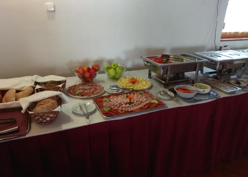  Tiszafured food and beverages