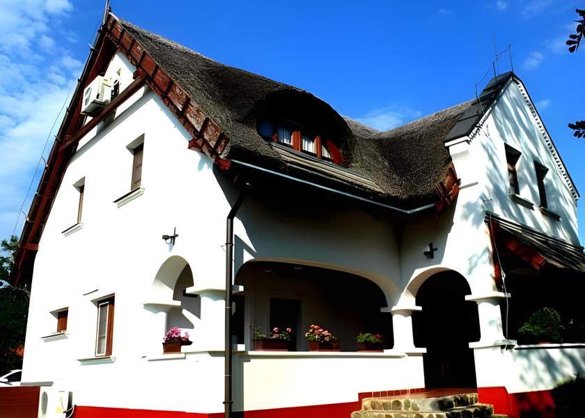  Tiszafured exterior view