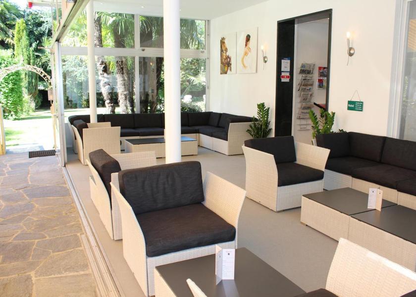 shared lounge/tv area