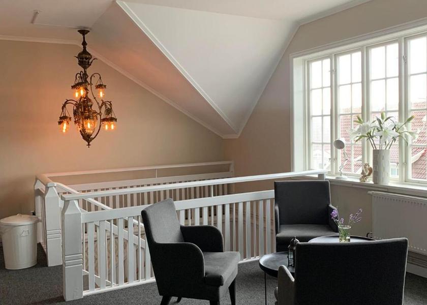 shared lounge/tv area