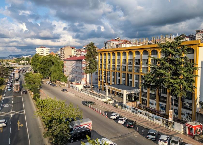 Trabzon Akçaabat Front of property