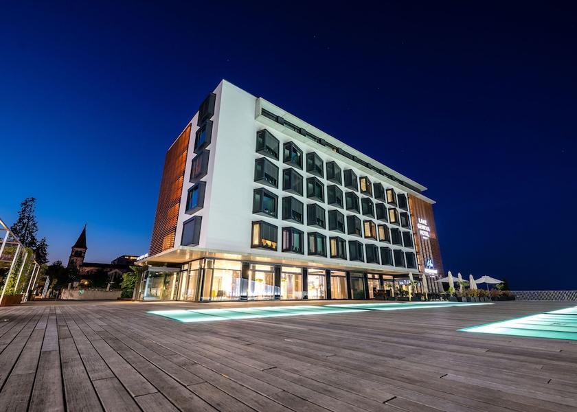 Canton of Geneva Versoix Front of property - evening/night