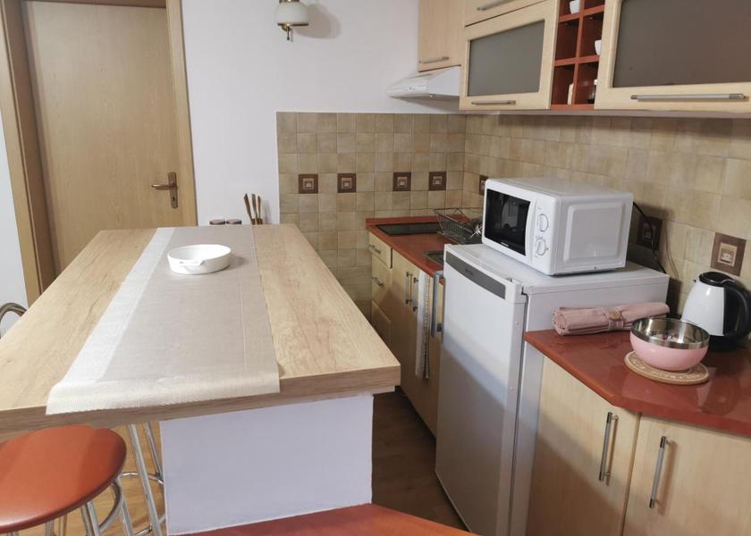  Medias Food & Dining