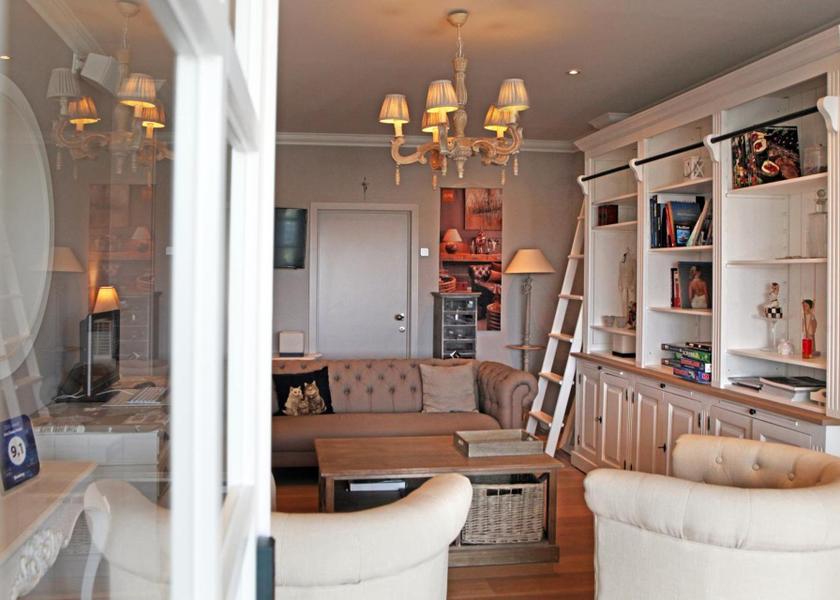 shared lounge/tv area