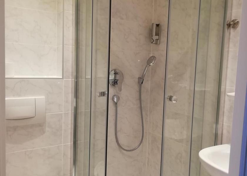 Hessen Neu-Isenburg Twin Room with Bathroom