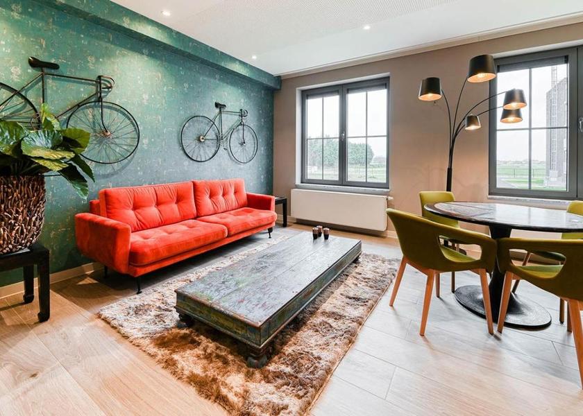 shared lounge/tv area