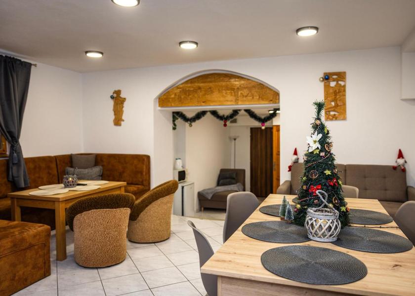 shared lounge/tv area