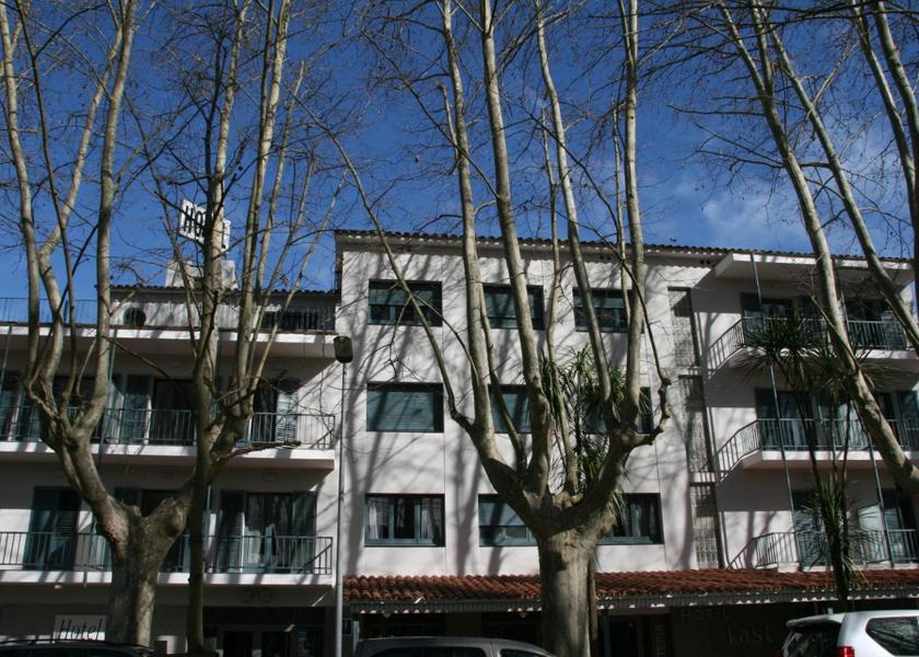 Catalonia Banyoles Hotel Exterior