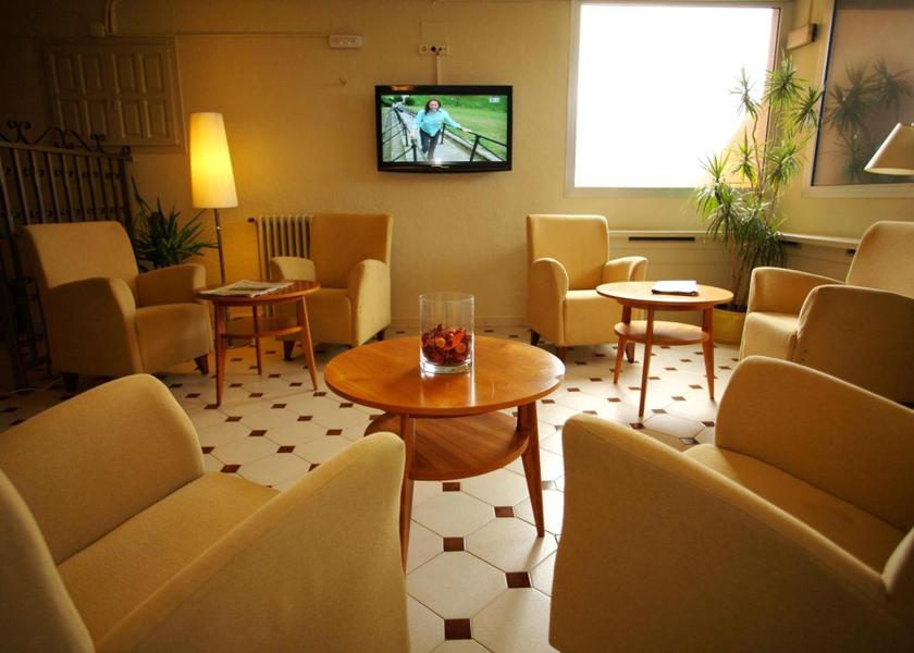 Catalonia Bellver de Cerdanya shared lounge/tv area
