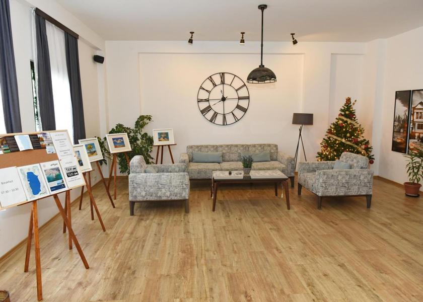 shared lounge/tv area