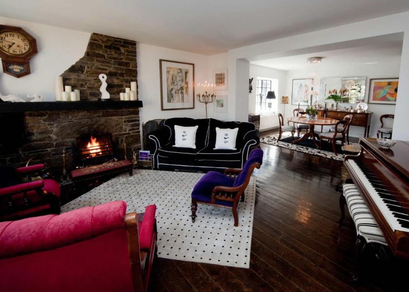 shared lounge/tv area