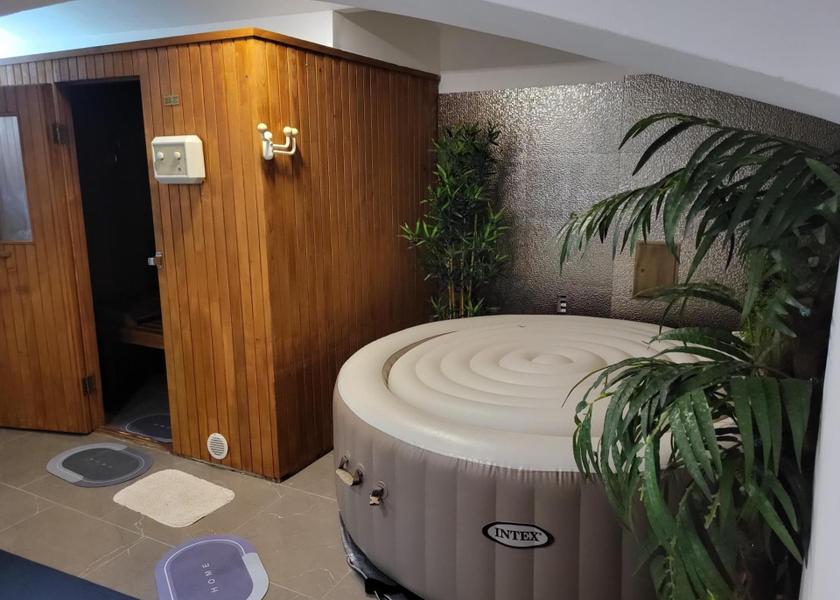  Zagreb hot tub