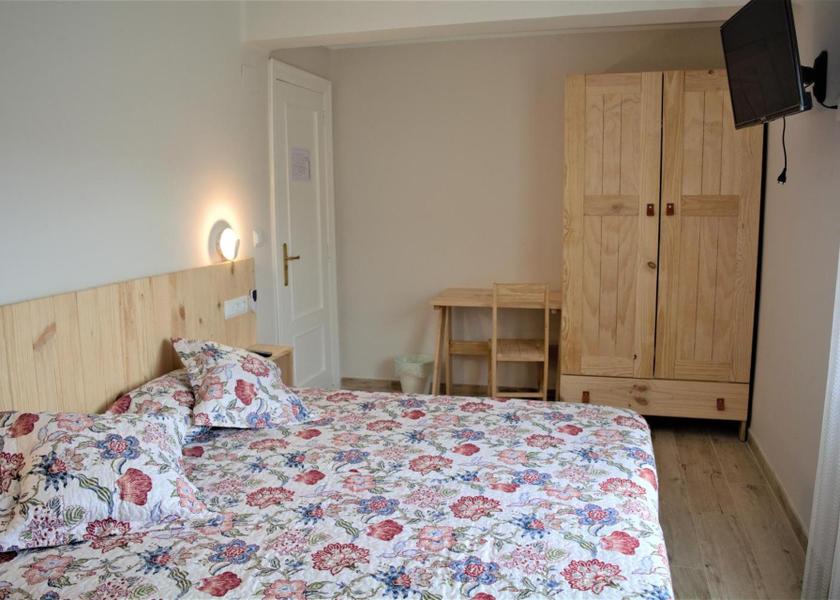 Navarre Estella Triple Room with Shared Bathroom