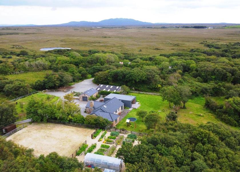 Galway (county) Clifden exterior view