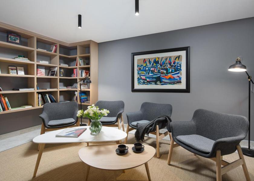 shared lounge/tv area