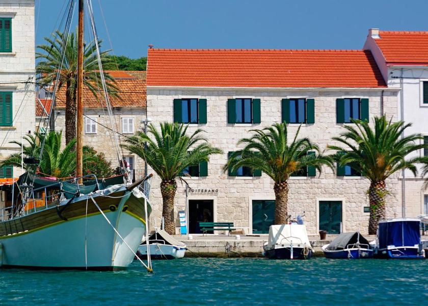 Dubrovnik-Neretva Vela Luka entrance