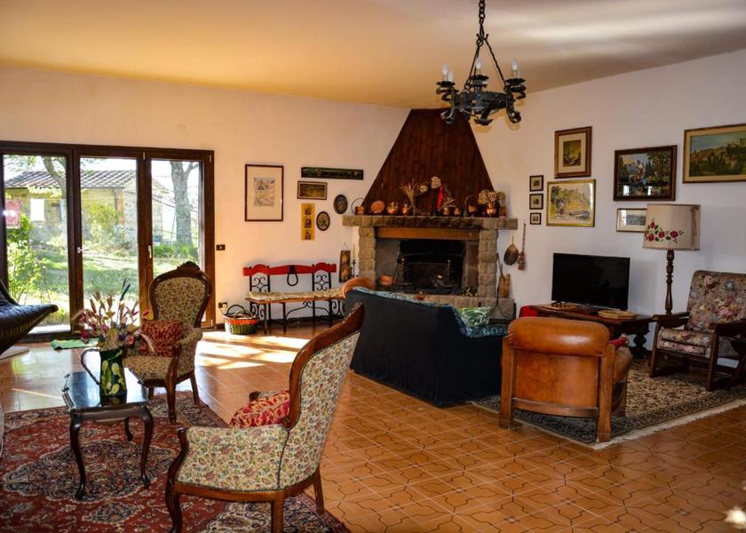 Tuscany San Casciano dei Bagni shared lounge/tv area