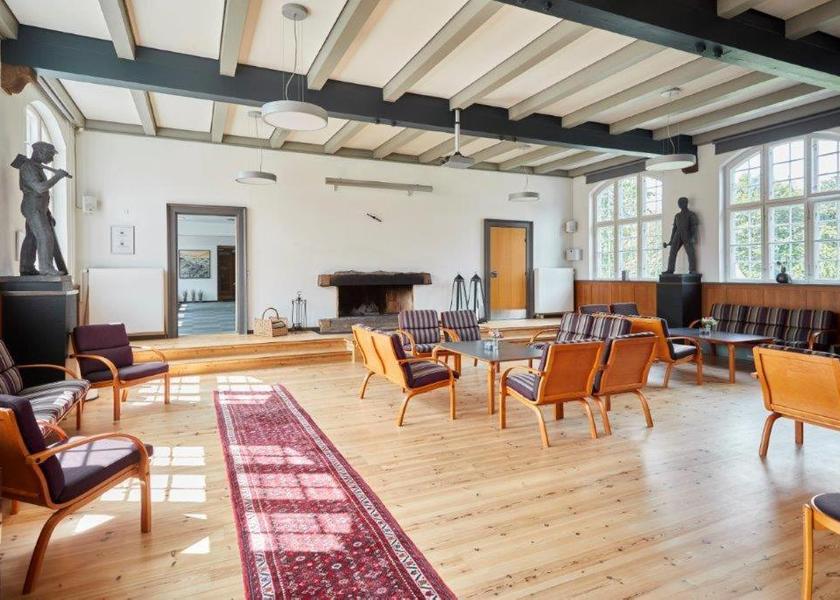 shared lounge/tv area