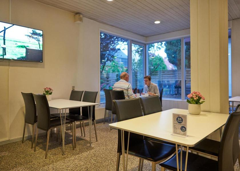 shared lounge/tv area