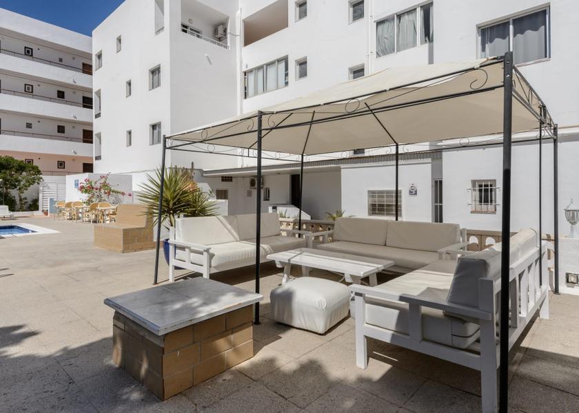 swimming pool [outdoor]