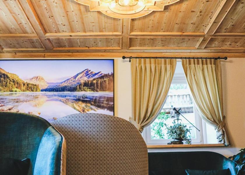 Veneto Cortina d'Ampezzo shared lounge/tv area